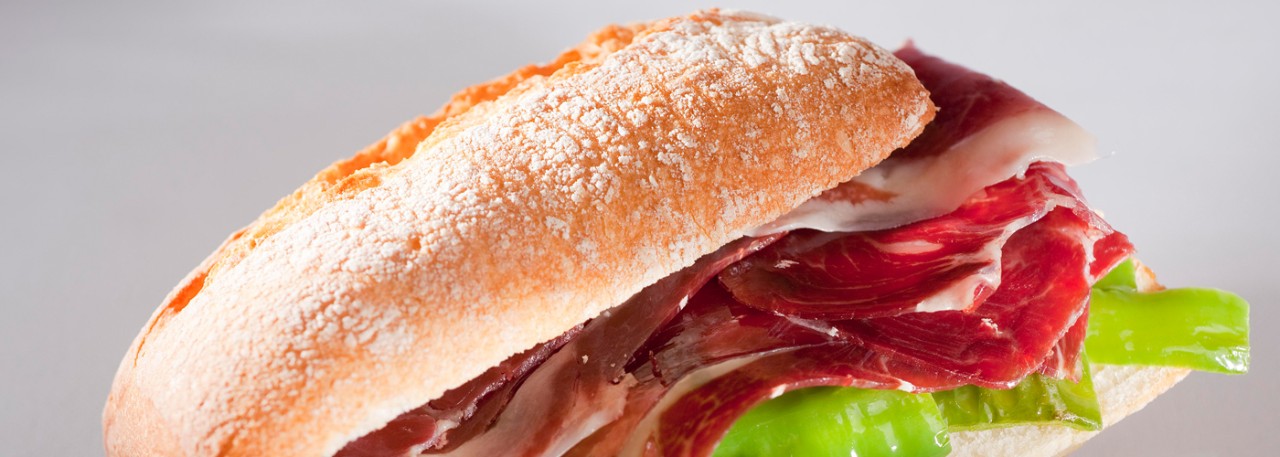 Spanish tapa recipe: Ibérico ham and fried green peppers sandwich. Photo by: Toya Legido/©ICEX.