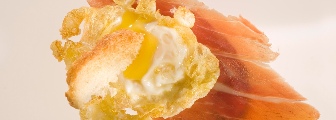 Spanish tapa recipe: Ibérico ham and quail egg. Photo by: Toya Legido/©ICEX.