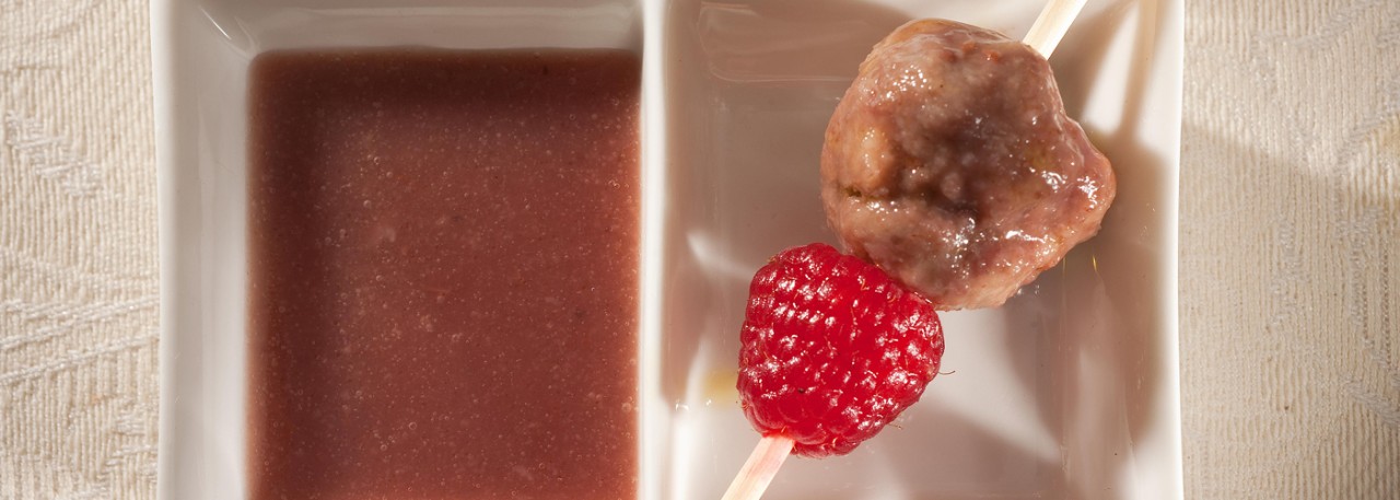Spanish tapa recipe: Ibérico ham and raspberries meatballs brochette. Photo by: Toya Legido/©ICEX.