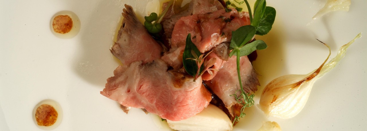Spanish recipe: Ibérico pork presa in a pickle sauce. Photo by: Tomás Zarza/©ICEX.