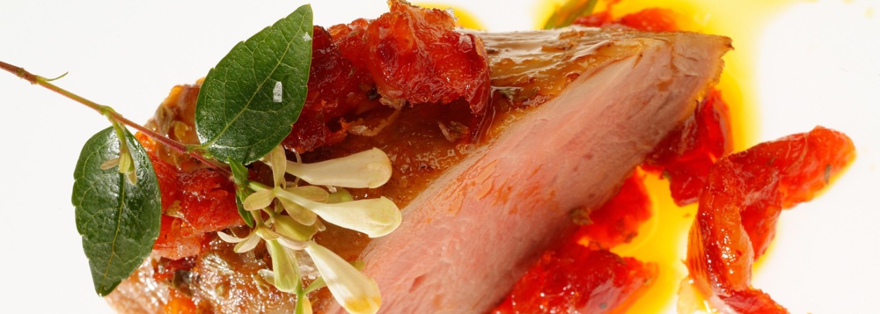 Spanish recipe: Ibérico sirloin with pork seasoning purée and oregano. Photo by: Tomás Zarza/©ICEX.