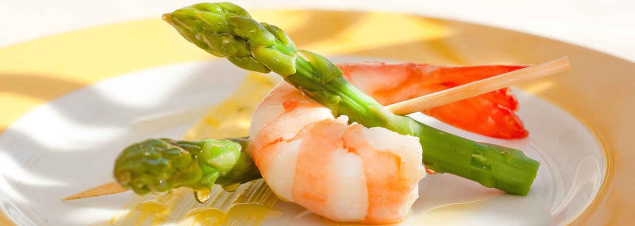 Spanish tapa recipe: King prawn and Spanish green asparagus brochettes. Photo by: Toya Legido/©ICEX.