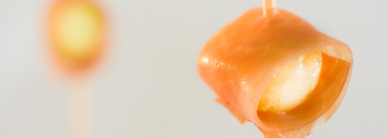 Spanish tapa recipe: Little melon balls with Serrano ham. Photo by: Toya Legido/©ICEX.