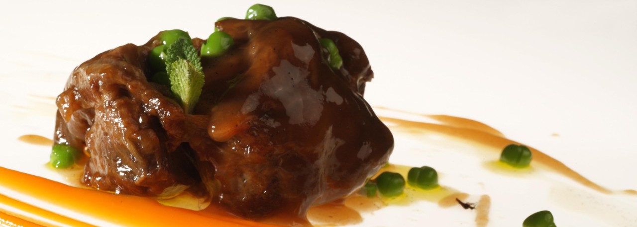 Spanish recipe: Low-temperature shank of beef with vanilla-flavored cream of pumpkin and minted peas. Photo by: Toya Legido/©ICEX.