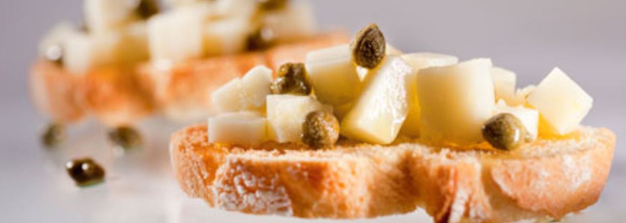 Spanish tapa recipe: Majorero cheese, Spanish olive oil and caper canapé. Photo by: Toya Legido/©ICEX.