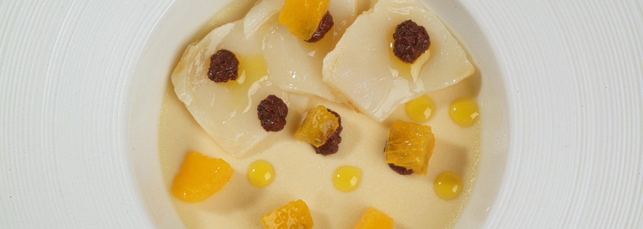 Spanish recipe: Málaga ajoblanco mousse with smoked cod, orange and Cuquillo olives. Photo by: Toya Legido/©ICEX.