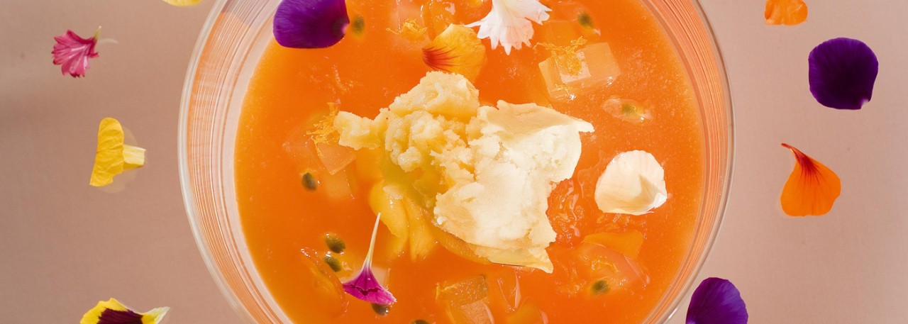 Spanish recipe: Mango, papaya, citrus fruits and orange blossom honey. Photo by: Toya Legido/©ICEX.