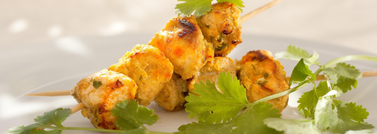 Spanish tapa recipe: Marinated chicken skewers. Photo by: Toya Legido/©ICEX.