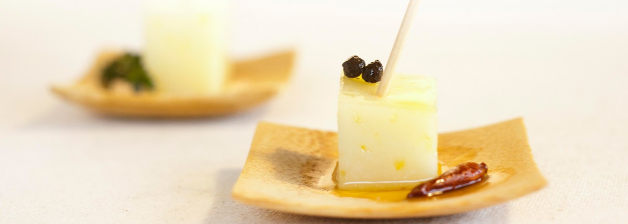 Spanish tapa recipe: Marinated Manchego cheese. Photo by: Toya Legido/©ICEX.