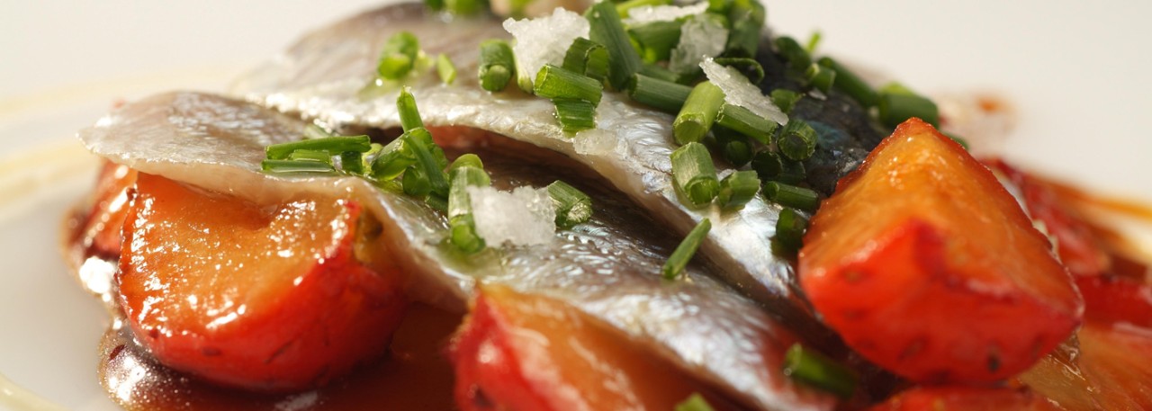 Spanish recipe: Marinated sardines with strawberry and cheese sauces. Photo by: Toya Legido/©ICEX.