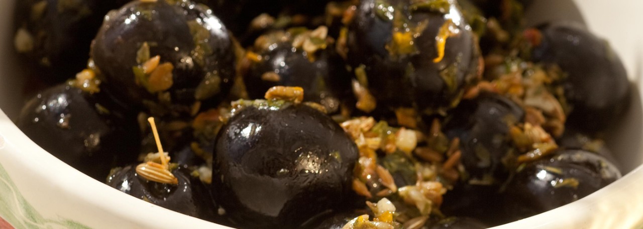 Marinated Spanish black olives. Photo by: Toya Legido/©ICEX.
