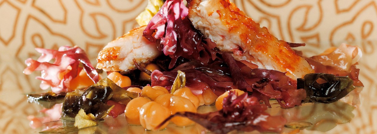 Spanish recipe: Marine hotpot of sole with chickpeas and seaweed. Photo by: Toya Legido/©ICEX.