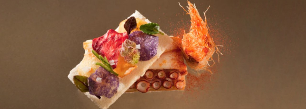 Spanish recipe: Millefeuille of Pan de Cruz, octopus, baked potato with Pimentón de la Vera oil and crisp and aromatic snacks. Photo by: Toya Legido/©ICEX.