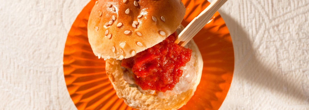 Spanish tapa recipe: Mini hamburgers of Ibérico pork. Photo by: Toya Legido/©ICEX.