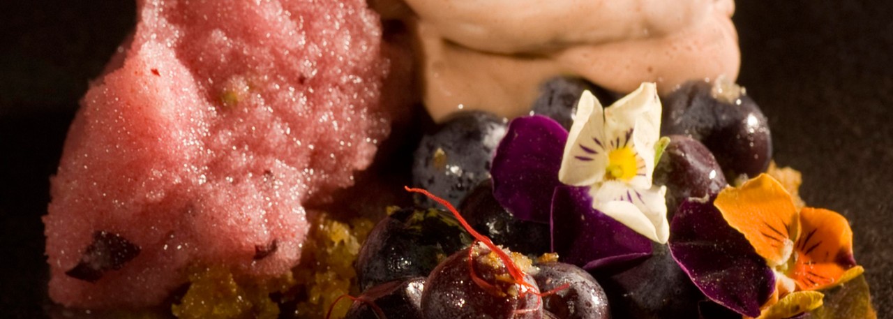 Spanish recipe: Monastrell grape sorbet with sweet Monastrell sabayon and saffron crumbs. Photo by: Toya Legido/©ICEX.