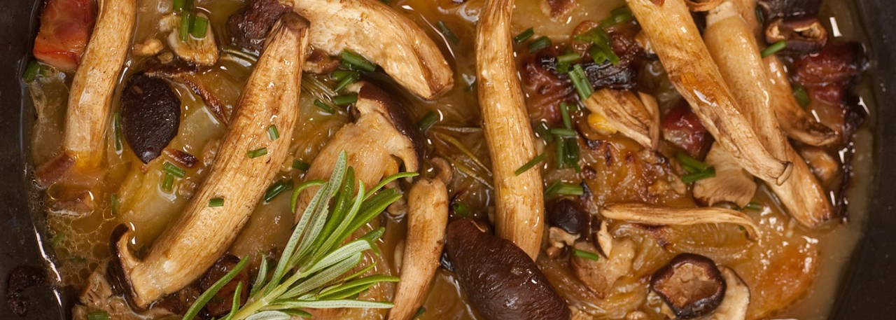 Spanish tapa recipe: Mushrooms with potatoes. Photo by: Toya Legido/©ICEX.