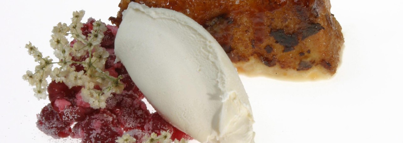 Spanish recipe: Old-style caramelized bread fritter, crushed raspberries and ice cream. Photo by: Toya Legido/©ICEX.