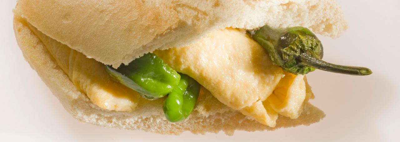 Spanish tapa recipe: Omelet and Padrón pepper sandwich. Photo by: Toya Legido/©ICEX.