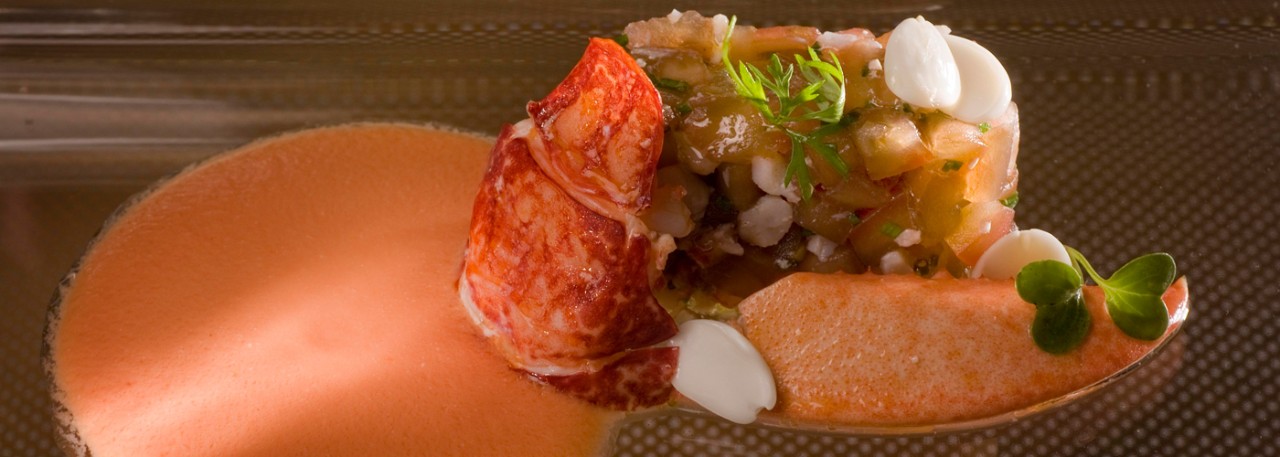 Spanish recipe: Pear Tomato Soup and Kumato Tartar with Lobster. Photo by: Toya Legido/©ICEX.
