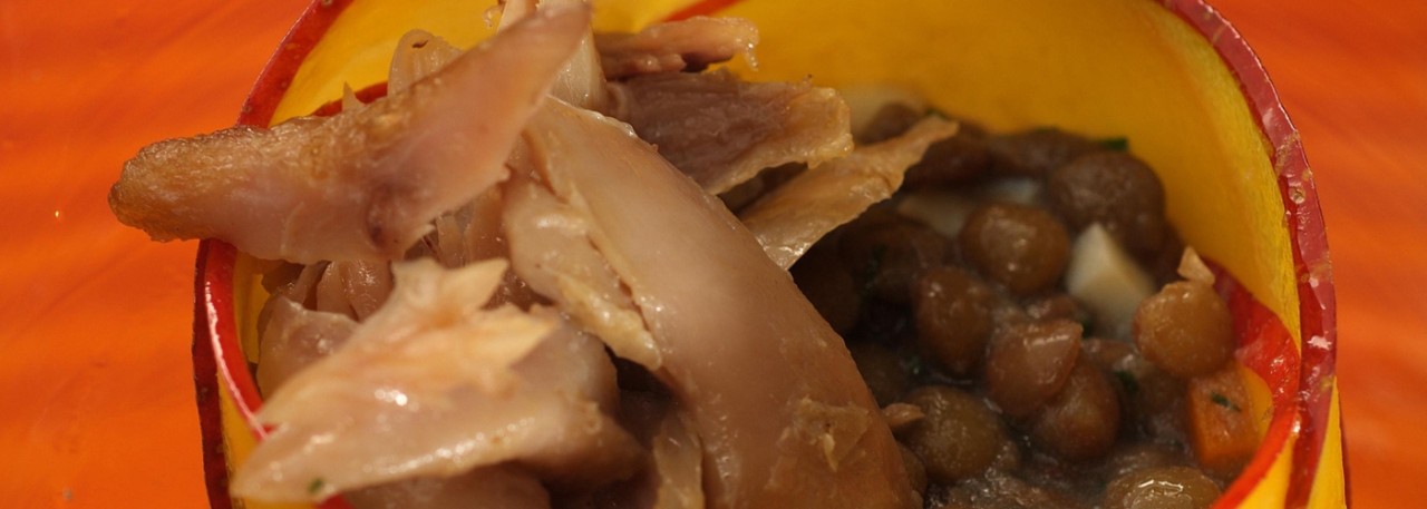 Spanish recipe: Pickled partridge and Bierzo pepper salad with Lenteja Pardina de Tierra de Campos lentils. Photo by: Toya Legido/©ICEX.