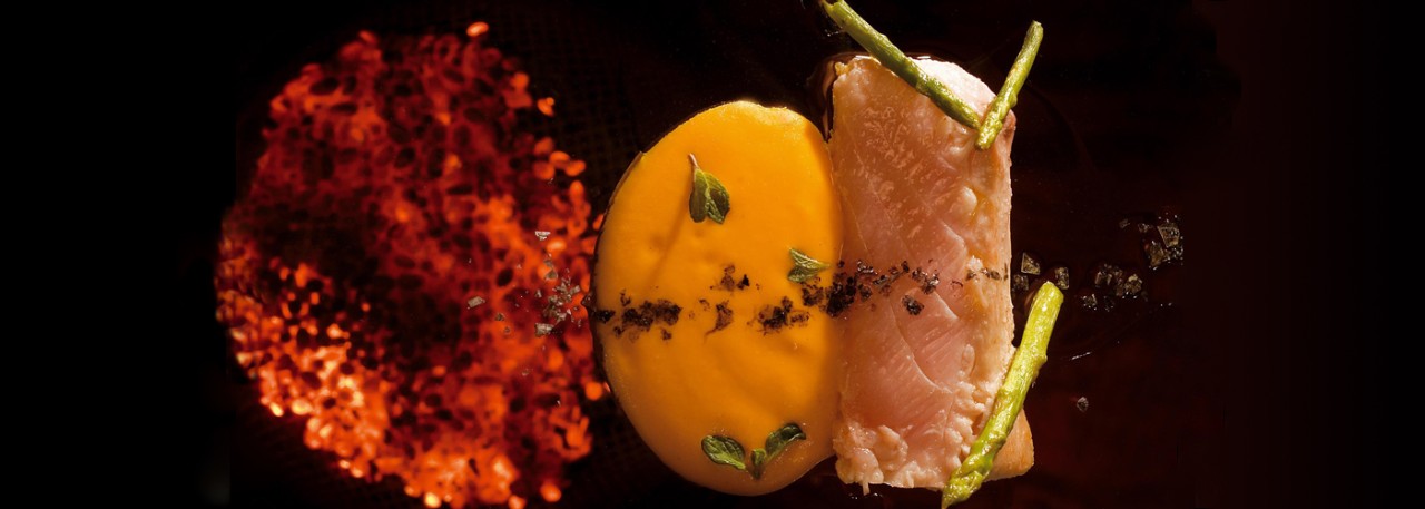 Spanish recipe: Pollack grilled over olive pits with mint and cumin-flavored hummus. Photo by: Toya Legido/©ICEX.