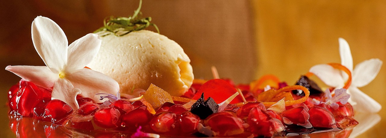 Spanish recipe: Pomegranate with Muscatel, citrus confit and eucalyptus ice cream. Photo by: Toya Legido/©ICEX.