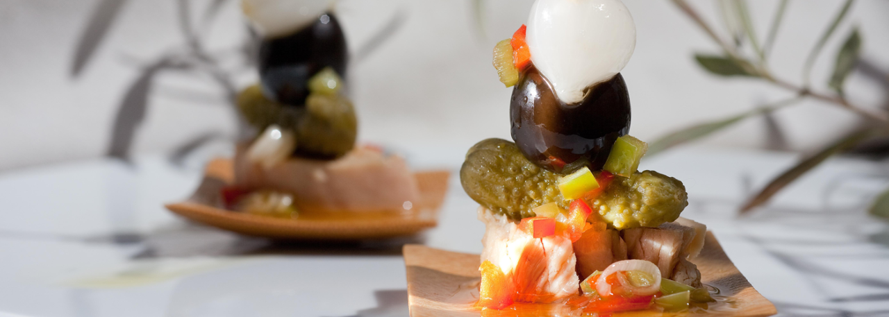 Spanish tapa recipe: Preserved albacore tuna in olive oil with pickles. Photo by: Toya Legido/©ICEX.