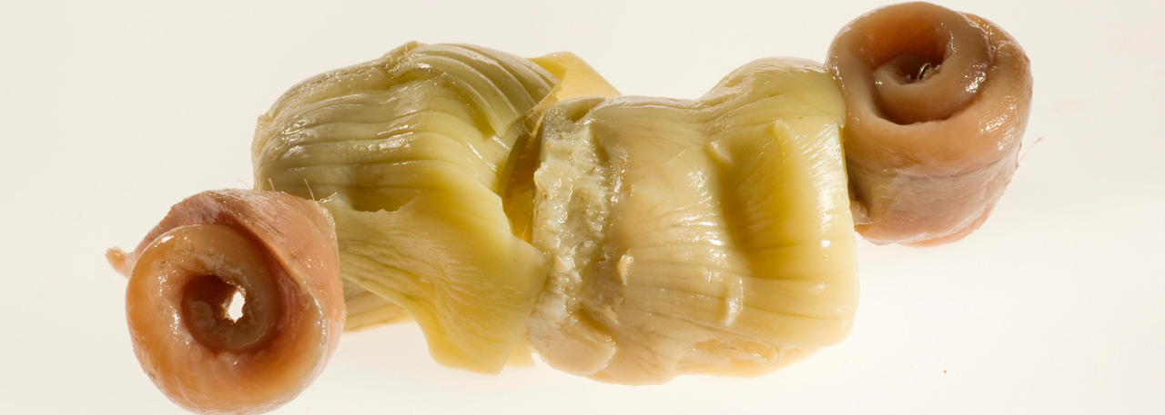 Spanish tapa recipe: Preserved artichokes hearts with anchovies and lemon. Photo by: Toya Legido/©ICEX.