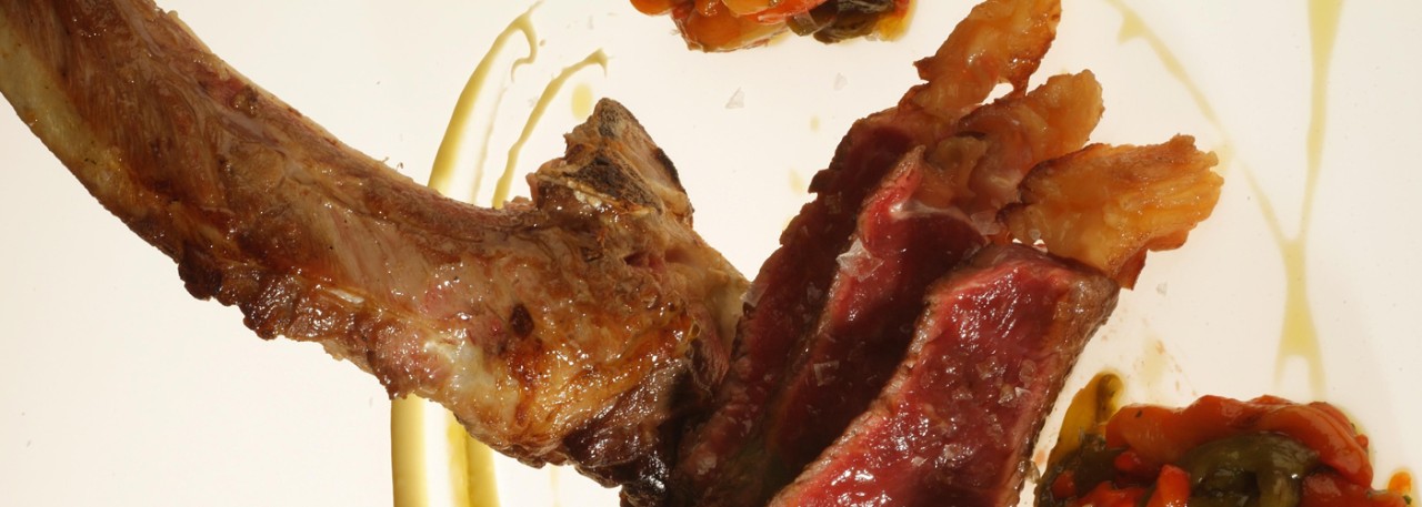 Spanish recipe: Pressed Avila oxtail stuffed with cooked tongue. Photo by: Toya Legido/©ICEX.