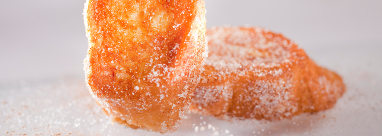 Spanish recipe: Bread fritters with sugar. Photo by: Toya Legido/©ICEX.