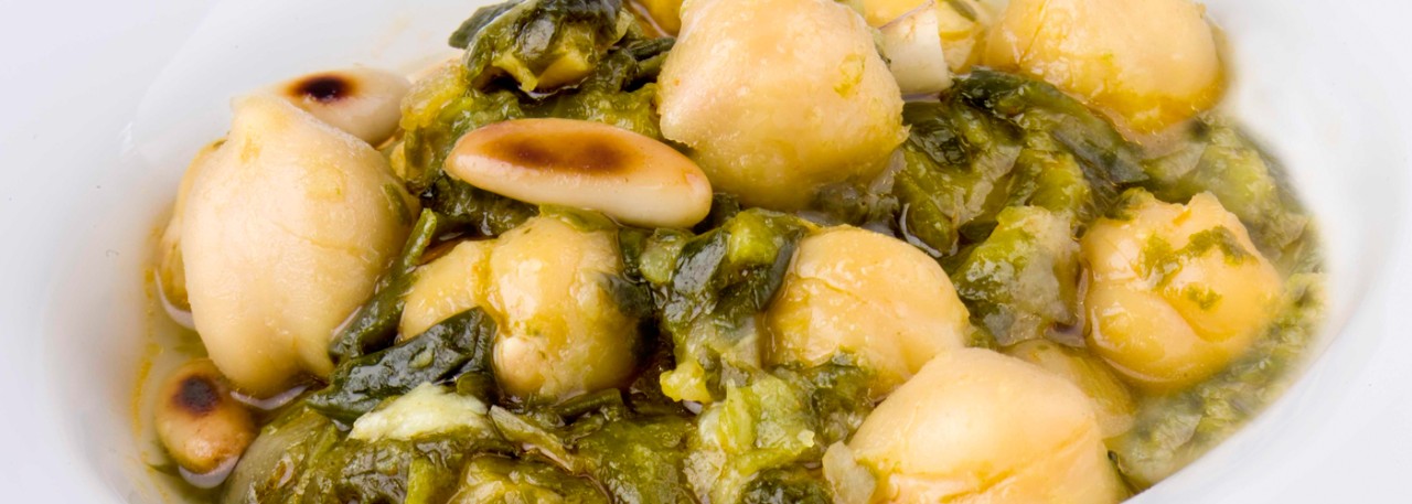 Spanish tapa recipe: Chickpeas with spinach. Photo by: Javier Peñas/©ICEX.