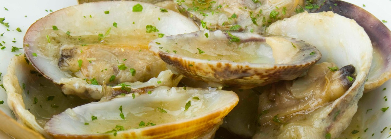 Spanish tapa recipe: Clams in sherry sauce. Photo by: Javier Peñas/©ICEX.