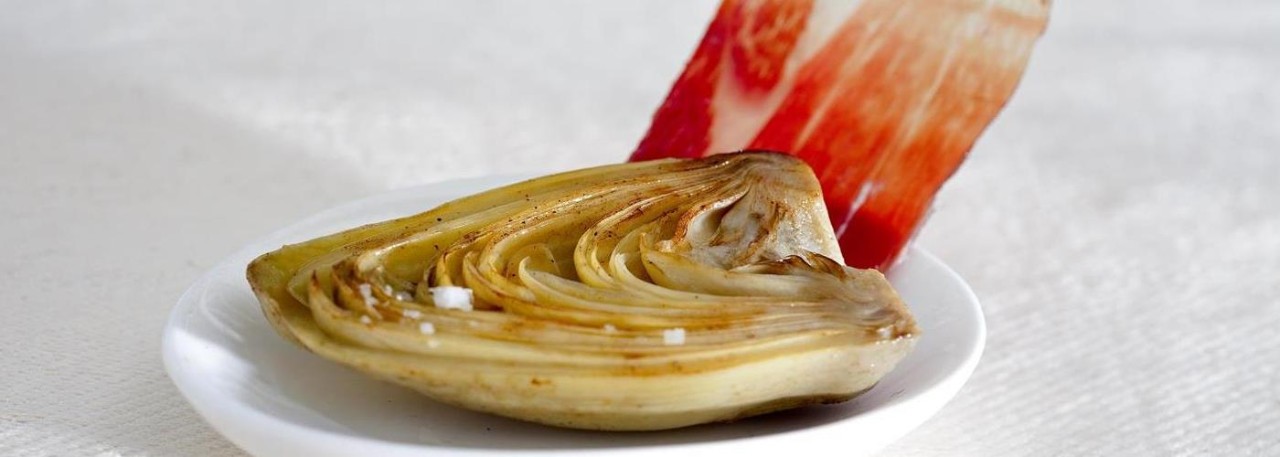 Spanish recipe: Artichokes with Ibérico ham slices. Photo by: Toya Legido/©ICEX.