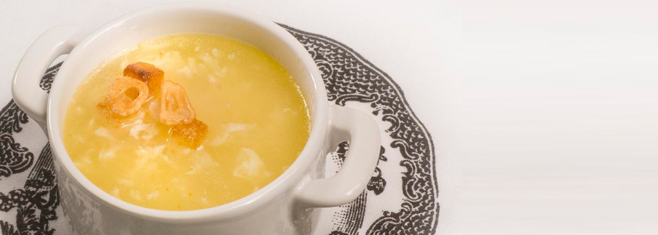 Spanish recipe: Garlic soup. Photo by: Toya Legido/©ICEX.