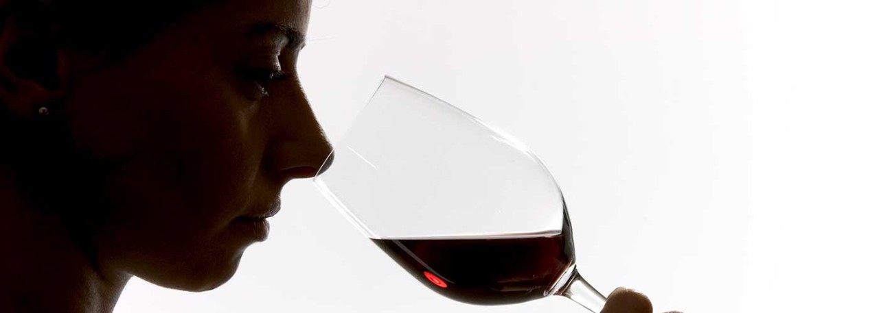 Woman tasting a glass of Spanish wine. Photo by: Amador Toril/@ICEX