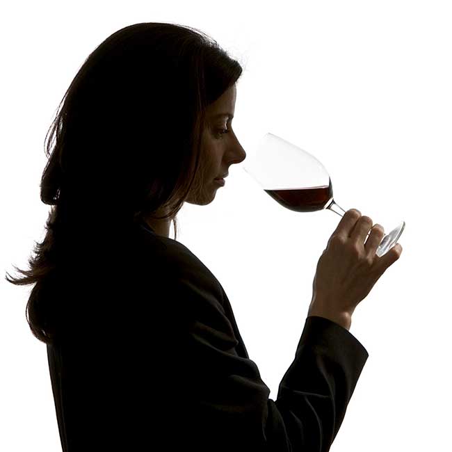 Woman tasting a glass of Spanish wine. Photo by: Amador Toril/@ICEX 