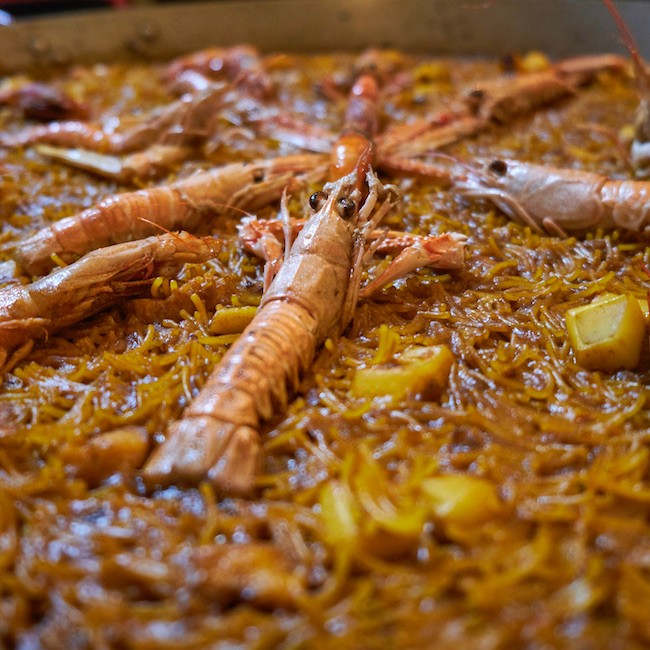 The fideuá is a traditional dish (similar to paella) whose main ingredient are noodles, which are cooked with other ingredients such as fish, seafood, etc .; It is a typical dish of the Spanish Mediterranean.