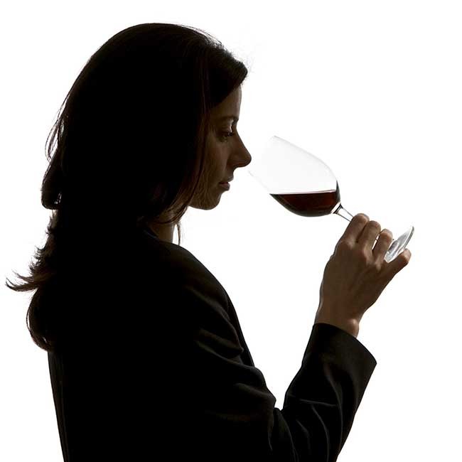 Woman tasting a glass of Spanish wine. Photo by: Amador Toril/@ICEX