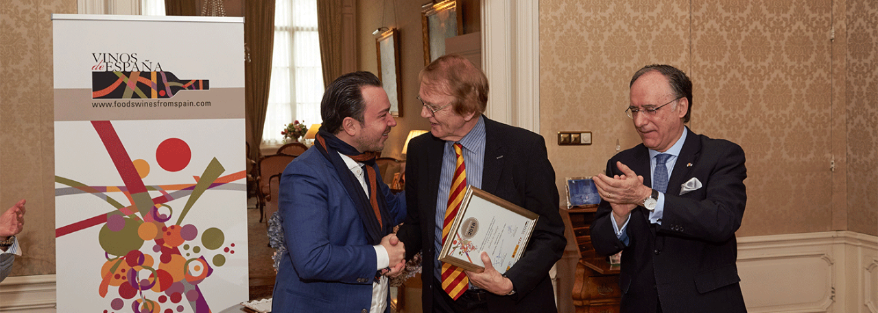 Spanish Wine’s Gran Orden de Caballeros: Chef Adrian Zarzo Habraken (left) and wine journalists Hubrecht Duijker