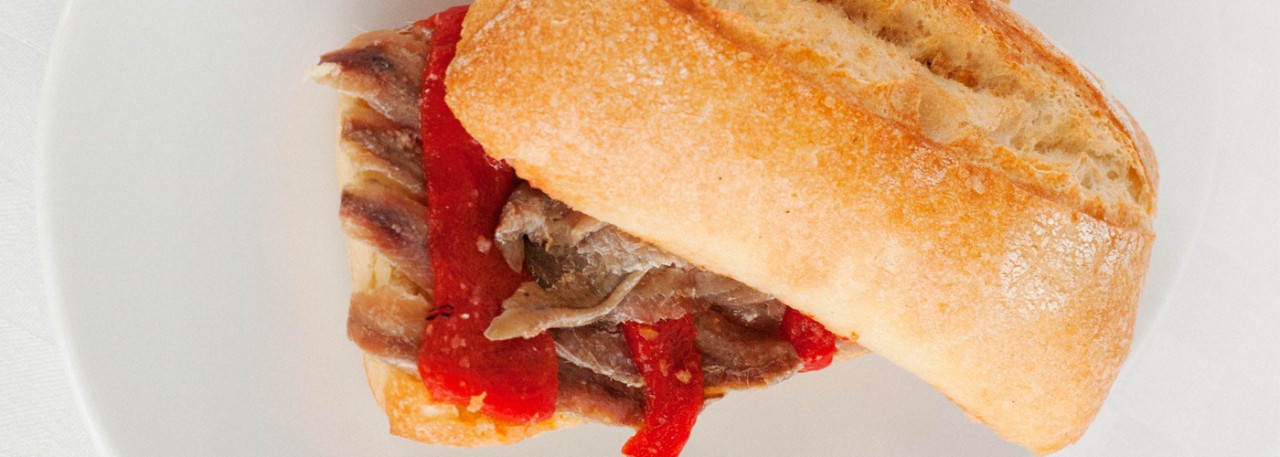 Spanish recipe: Anchovies and red pepper sandwich. Photo by: Matías Costa/©ICEX.